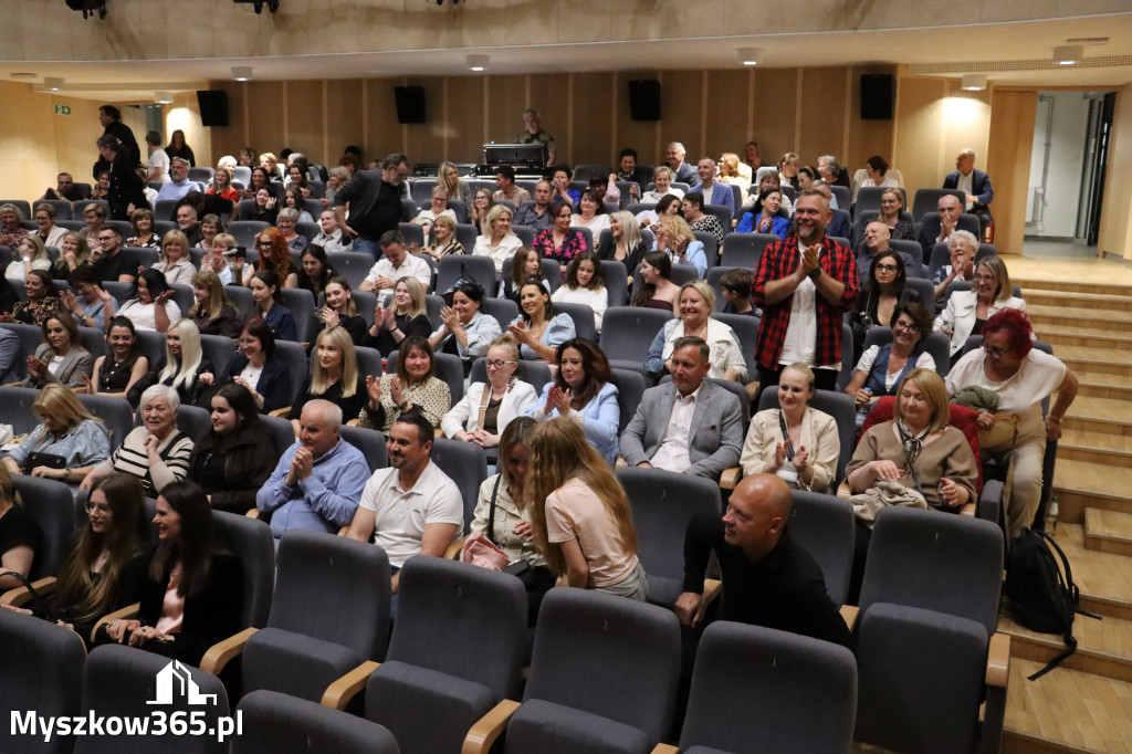 Fotorelacja II: Premiera charytatywnego przedstawienia „Proszę zachować powagę” w Myszkowie