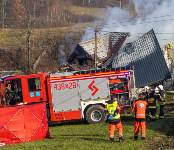 Śląskie: strażacy wyjęli spod gruzów domu w Ustroniu żywą kobietę-13644