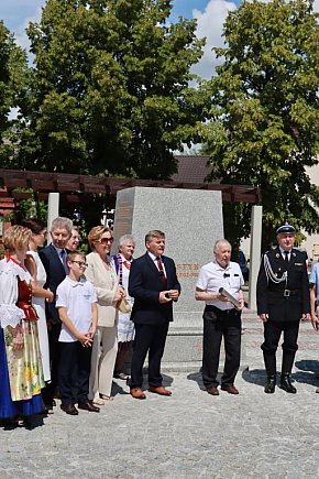 Fotorelacja: Umieszczenie w cokole pomnika Krystyna z Koziegłów kapsuły czasu-799