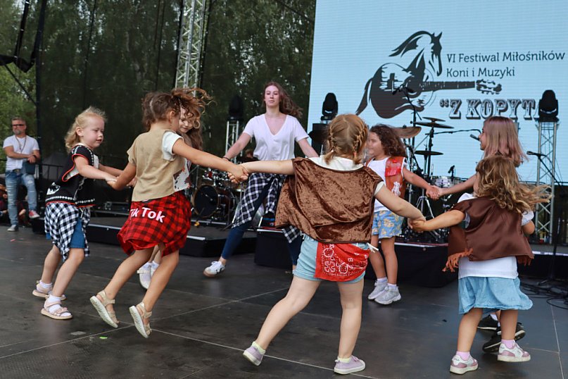 Fotorelacji XVIII: Taniec, muzyka i śpiew na Festiwalu z Kopyta w Gniazdowie