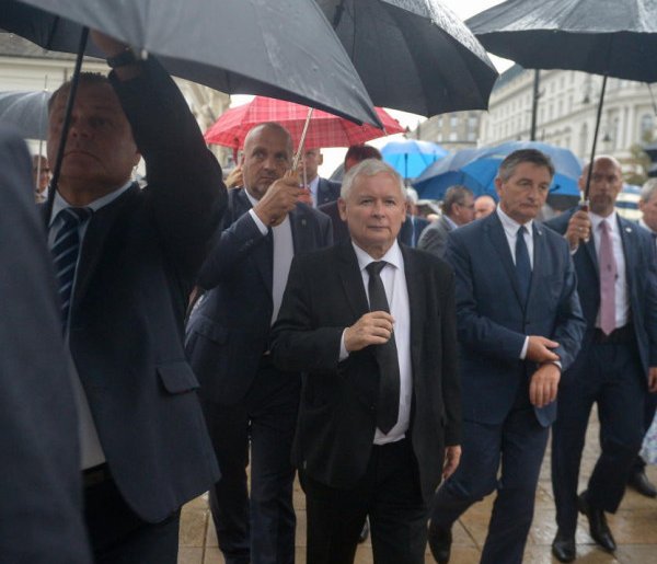 Wśród ochroniarzy Kaczyńskiego byli zatrudnieni żandarmi wojskowi-30141