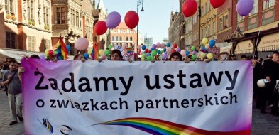 Prawie dwie trzecie Polaków chce wprowadzenia związków partnerskich-30237
