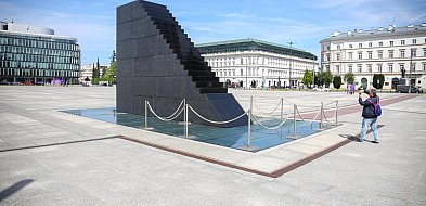 MRiT: uchylono decyzję lokalizacyjną dla pomnika smoleńskiego na placu Piłsudskieg-30962