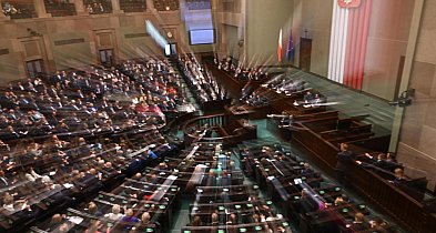 Sejm uchwalił ustawę o tzw. wakacjach składkowych-31017