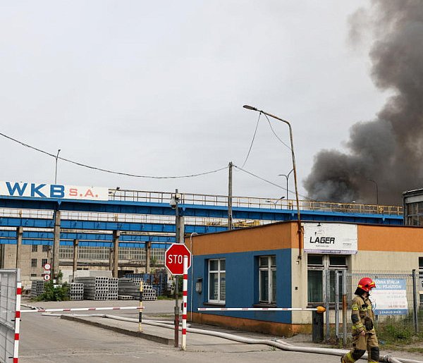 Dwóch strażaków poszkodowanych w akcji w Siemianowicach; trwa dogaszanie pożaru-31075