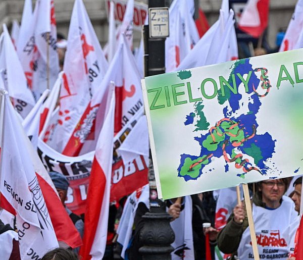 Marsz przeciwko &quot;Zielonemu Ładowi&quot; przeszedł ulicami Warszawy-31078