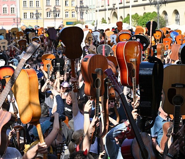 Wrocław: Gitarowy Rekord Świata pobity; 8122 gitarzystów zagrało wspólnie &quot;He-49863