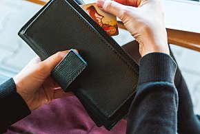Emeryci coraz częściej rezygnują z gotówki. Wiemy, dlaczego-49923