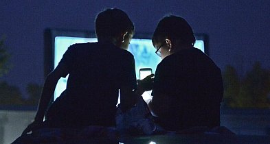 Często korzystanie ze smartfonów w obecności dzieci może zaburzać ich rozwój-50365