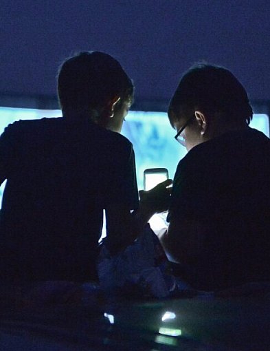 Często korzystanie ze smartfonów w obecności dzieci może zaburzać ich rozwój-50365