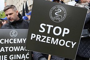 W Warszawie rozpoczął się marsz medyków przeciw przemocy-50444