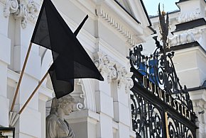 Premier przyznał nagrody finansowe strażnikowi i oficerowi SOP interweniującym pod-50686