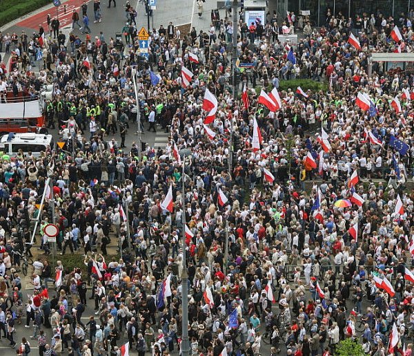 Marsze Trzaskowskiego i Nawrockiego - policja: zgromadzenia przebiegły bezpiecznie-51396