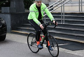 W charytatywnym rajdzie policjant przejechał rowerem miejskmi bez snu ponad 1057 k-53155