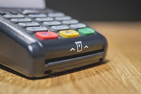 Zakaz sprzedaży i większy nadzór. Tych produktów nie kupią już nieletni-53521