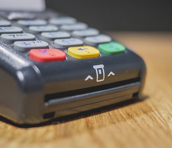 Zakaz sprzedaży i większy nadzór. Tych produktów nie kupią już nieletni-53521
