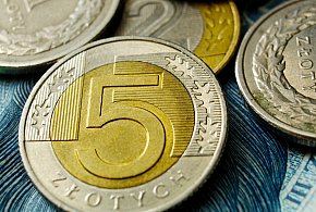 Setki tysięcy Polaków otrzymały nowe świadczenie. Co z resztą?-53716