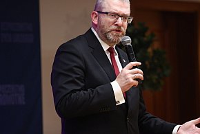 Jest akt oskarżenia przeciwko Braunowi m.in. za zgaszenie świec chanukowych-54339