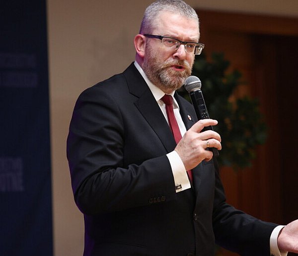Jest akt oskarżenia przeciwko Braunowi m.in. za zgaszenie świec chanukowych-54339