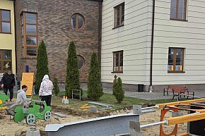 Nowe inwestycje na placach zabaw w Żarkach i Przybynowie-953