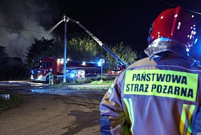 Śląskie: trwa dogaszanie pożaru hali produkcyjnej w Czeladzi-57032