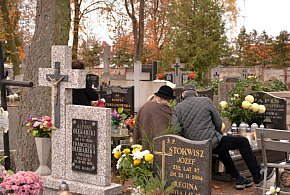 Savoir-vivre na 1 listopada. Jak się zachować podczas wizyty na cmentarzu?-59069