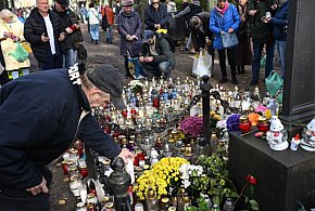 Ekspert: elektroniczne znicze powinny być wycofane ze sprzedaży-59111