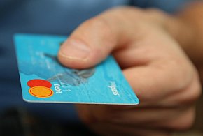 Fiskus skontroluje płatności kartą Polaków? Resort zabiera głos-59921