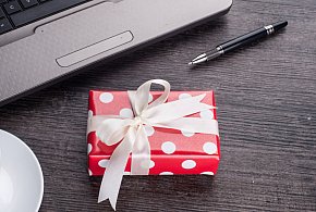 Świąteczna paczka może stać się problemem. Skarbówka patrzy z ukrycia-60298