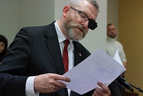 Rozpoczął się proces Grzegorza Brauna w sprawie m.in. zgaszenia świec chanukowych-60852