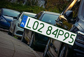 Tablice z zielonymi napisami na kolejnych autach. Nie chodzi o "elektryki"-61558