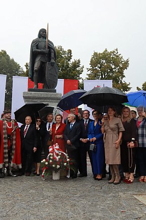 Fotorelacja: Uroczystość Odsłonięcia Pomnika Krystyna I z Koziegłów herbu Lis.-912
