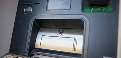 Ekspert: z bankomatów i terminali płatniczych najlepiej korzystać zbliżeniowo lub-58858