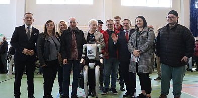 Humanoidalny robot i „Chłopska szkoła biznesu” na Targach w Myszkowie