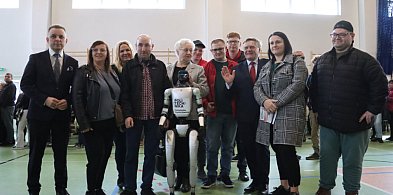 Humanoidalny robot i „Chłopska szkoła biznesu” na Targach w Myszkowie
