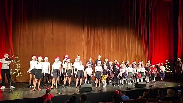 Mikołajki w MOK Zawiercie: Zespół Małe Zawiercie i Chór Tutti - w oczekiwaniu na...