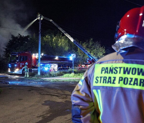 Śląskie: trwa dogaszanie pożaru hali produkcyjnej w Czeladzi-57032