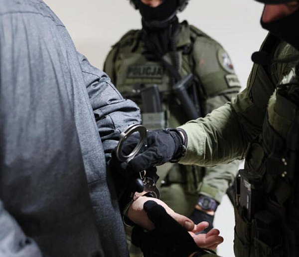CBŚP rozbiło gang handlujący luksusowymi samochodami. Grupa sprzedała do Rosji i B-57270