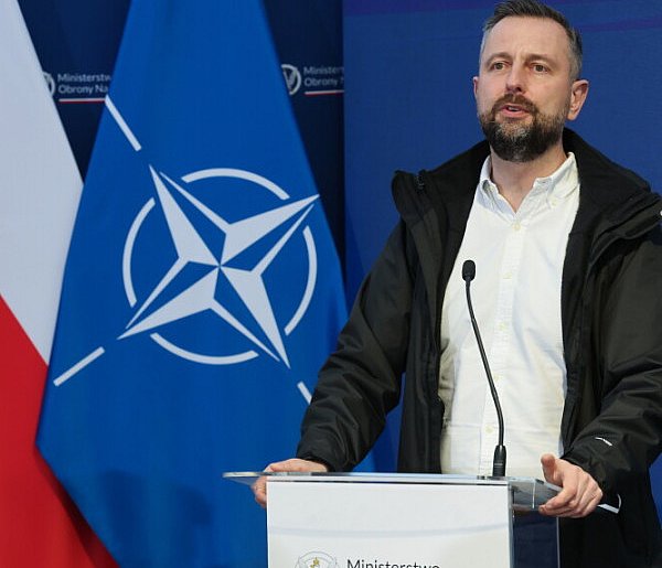 Szef MON: w obliczu poważnych zagrożeń wojsko musi współpracować z cywilnymi szpit-58496