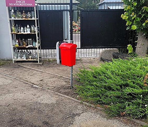 Widzisz taki pojemnik na cmentarzu. Oto, do czego służy-58533
