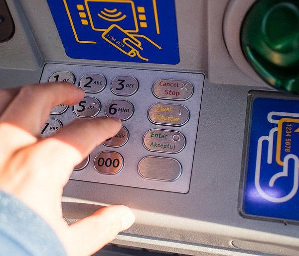 Z kont znikały pieniądze. Policja i bank badają ogólnopolski incydent-58796