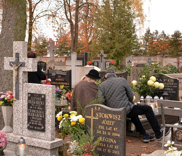 Savoir-vivre na 1 listopada. Jak się zachować podczas wizyty na cmentarzu?-59069