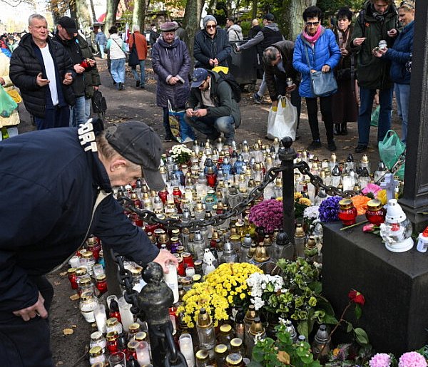 Ekspert: elektroniczne znicze powinny być wycofane ze sprzedaży-59111