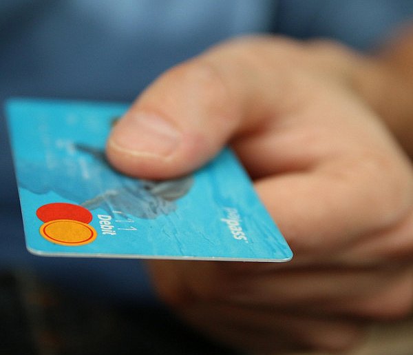 Fiskus skontroluje płatności kartą Polaków? Resort zabiera głos-59921