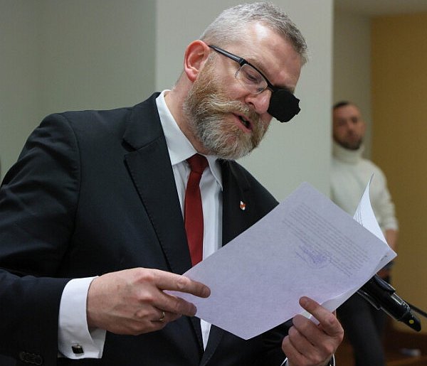 Rozpoczął się proces Grzegorza Brauna w sprawie m.in. zgaszenia świec chanukowych-60852