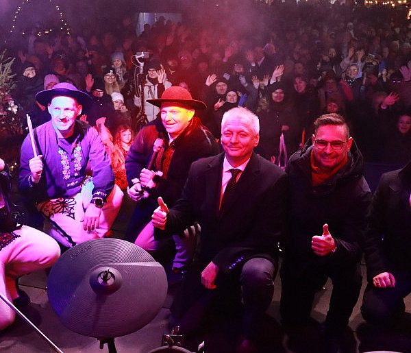 ISKRY 2025 – Tłumy na Bożonarodzeniowym Jarmarku w Żarkach-61200