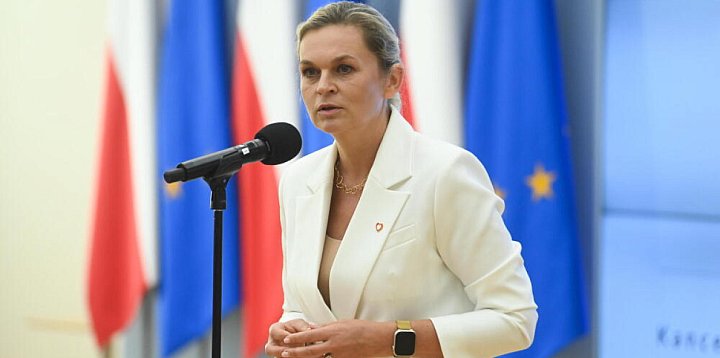 Szefowa MEN wręczyła nagrody dyrektorom szkół, które uc-56926