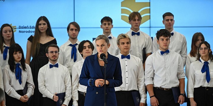 Nowacka do rodziców: nauczyciele dbają o wasze dzieci,-58225
