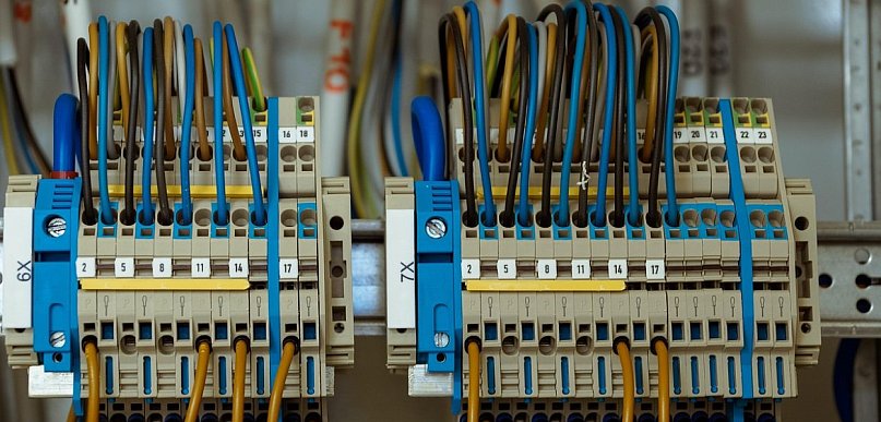 Rozwiązania w zakresie wiązek kablowych i połączeń wielopinowych