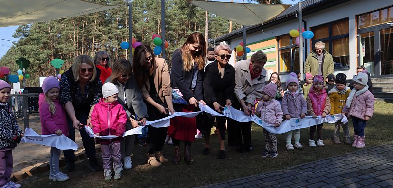 Gmina Poraj inwestuje w najmłodszych! Zobacz nowe place zabaw!
